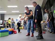 Sabrina Hintermann, Spielpädagogin, begleitet den Anlass mit gemeinsamen MITSPIEL-Aktivitäten.